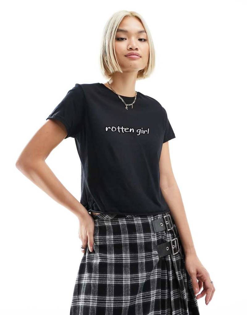 ASOS DESIGN - Knapp geschnittenes T-Shirt in Schwarz mit Slogan-Grafikprint von ASOS DESIGN