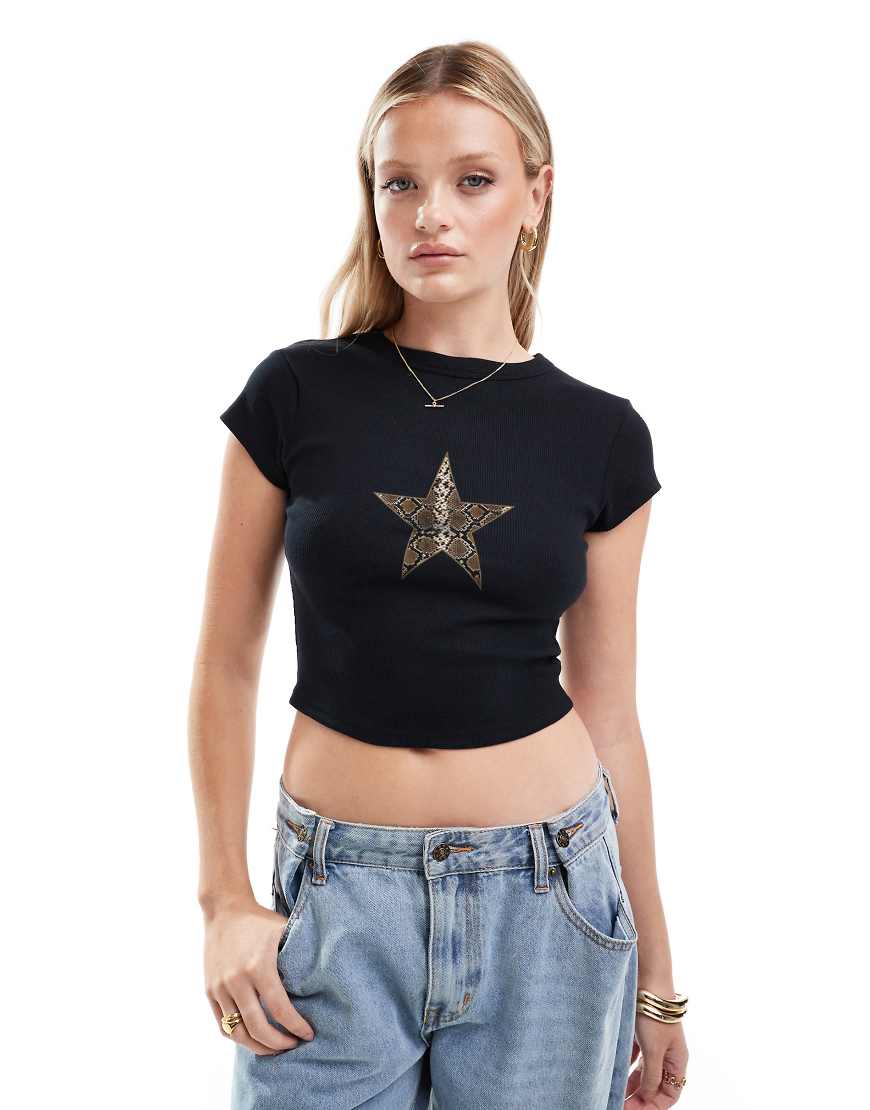 ASOS DESIGN - Knapp geschnittenes T-Shirt in Schwarz mit Sternprint mit Schlangenmuster von ASOS DESIGN