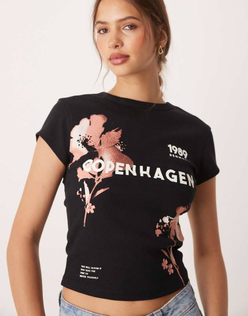 ASOS DESIGN - Knapp geschnittenes T-Shirt in Schwarz mit gebleichter Copenhagen-Blumen-Grafik von ASOS DESIGN