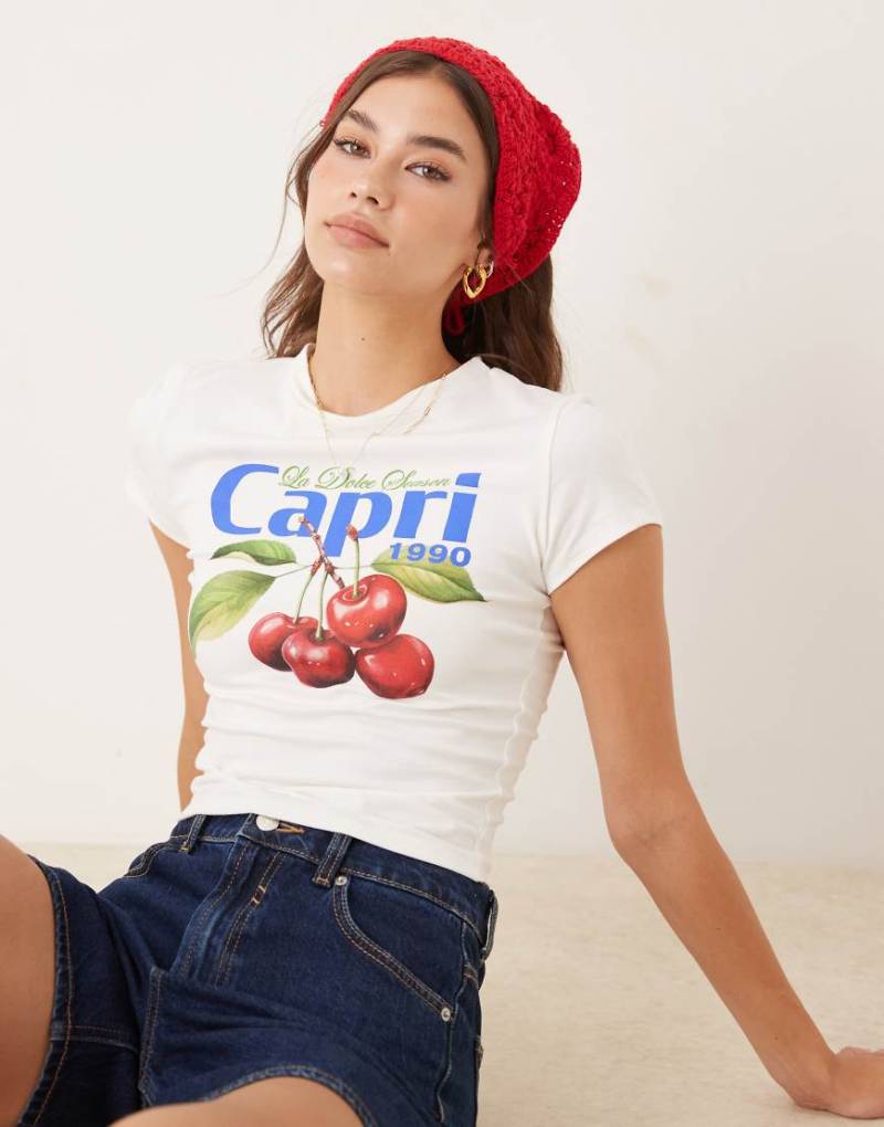 ASOS DESIGN - Knapp geschnittenes T-Shirt in Weiß mit „Capri"-Kirschen-Grafikprint von ASOS DESIGN