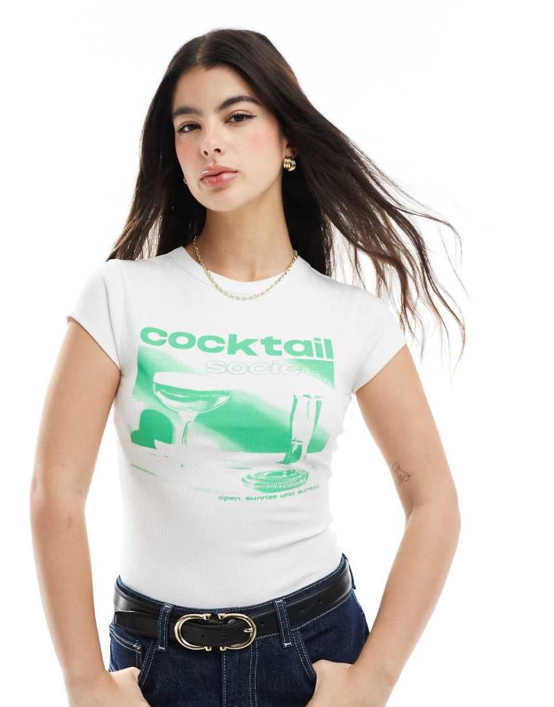 ASOS DESIGN - Knapp geschnittenes T-Shirt in Weiß mit „Cocktail"-Grafikprint von ASOS DESIGN