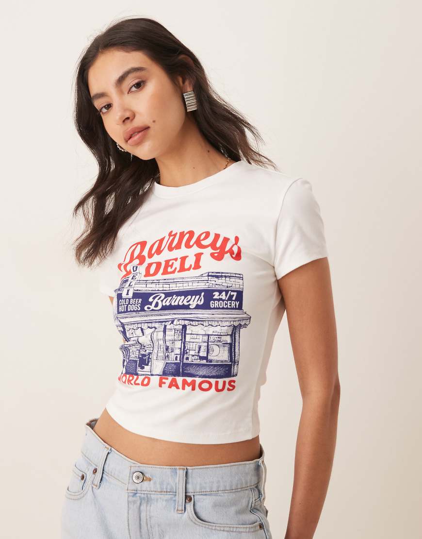 ASOS DESIGN - Knapp geschnittenes T-Shirt in Weiß mit „New York Deli"-Grafikprint ASOS DESIGN - Knapp geschnittenes T-Shirt in Weiß mit „New York Deli"-Grafikprint von ASOS DESIGN