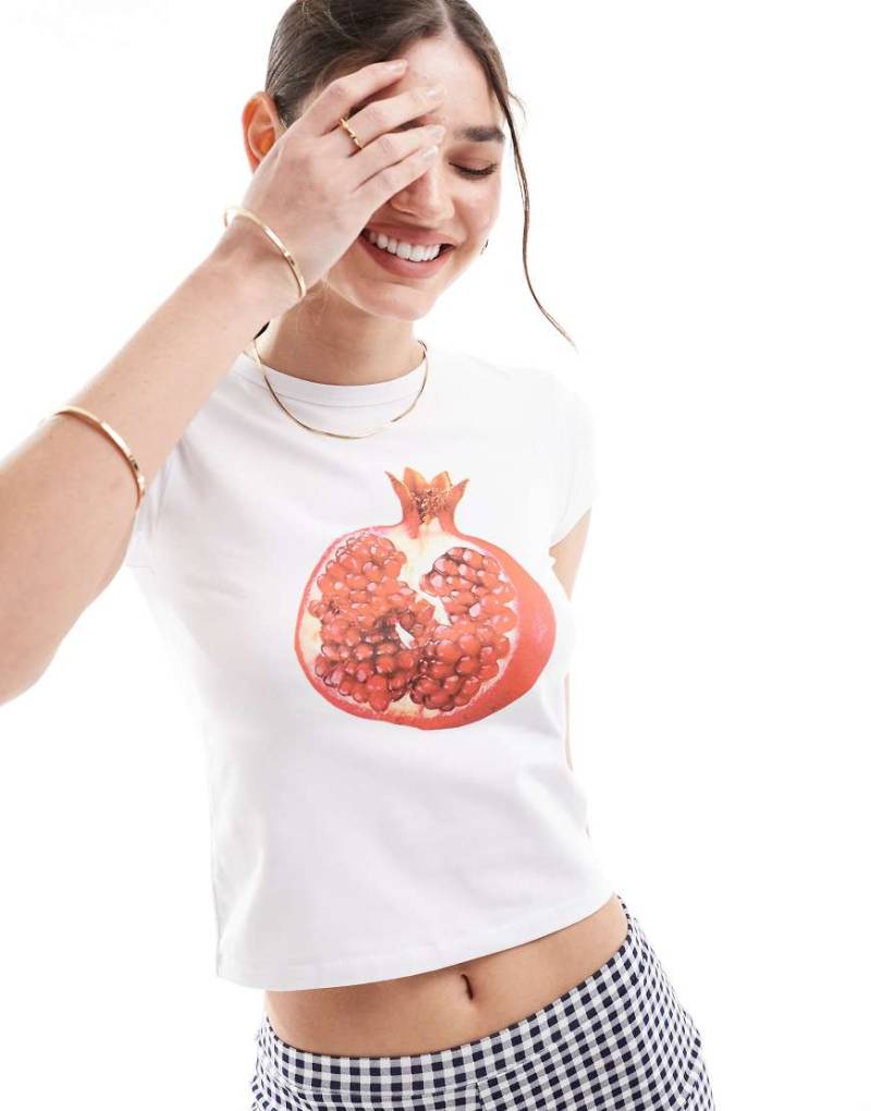 ASOS DESIGN - Knapp geschnittenes T-Shirt in Weiß mit Granatapfel-Grafikprint von ASOS DESIGN