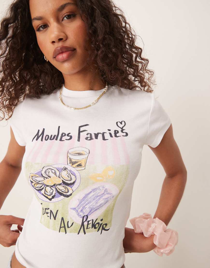 ASOS DESIGN - Knapp geschnittenes T-Shirt in Weiß mit Meeresfrüchte-Grafikprint ASOS DESIGN - Knapp geschnittenes T-Shirt in Weiß mit Meeresfrüchte-Grafikprint von ASOS DESIGN