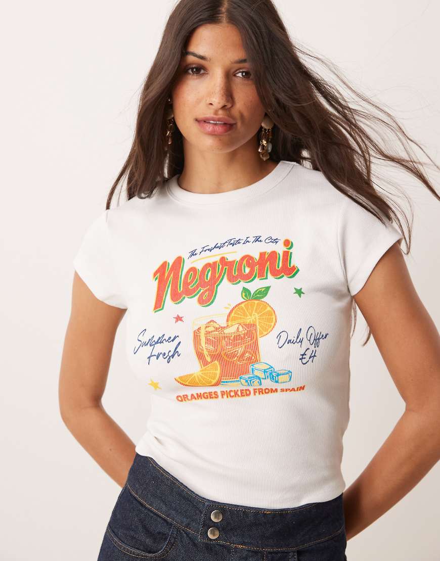 ASOS DESIGN - Knapp geschnittenes T-Shirt in Weiß mit Negroni-Cocktail-Grafik ASOS DESIGN - Knapp geschnittenes T-Shirt in Weiß mit Negroni-Cocktail-Grafik von ASOS DESIGN