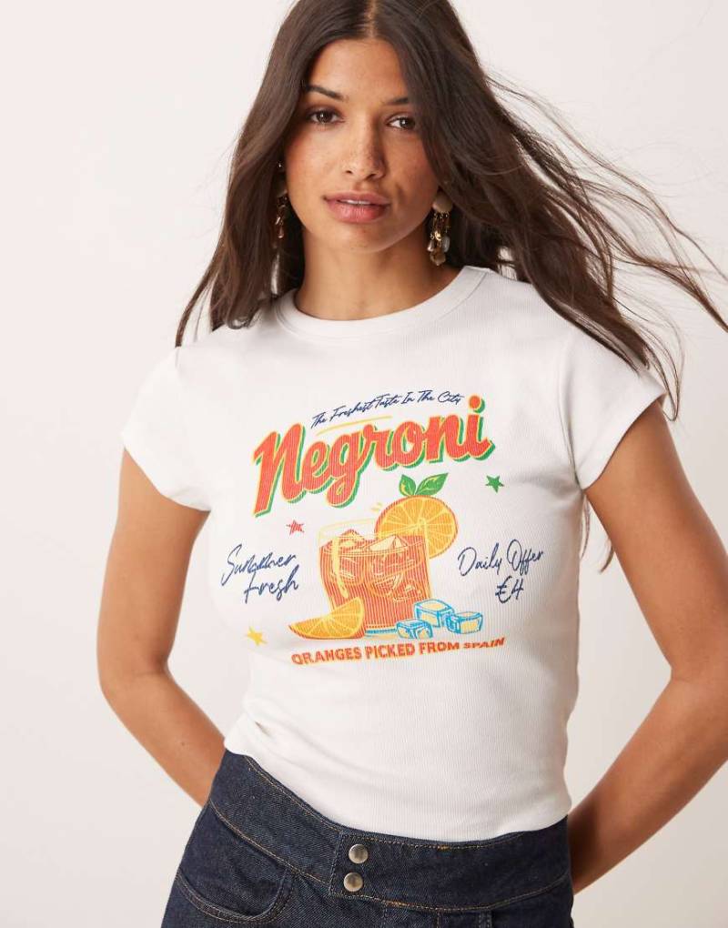 ASOS DESIGN - Knapp geschnittenes T-Shirt in Weiß mit Negroni-Cocktail-Grafik von ASOS DESIGN