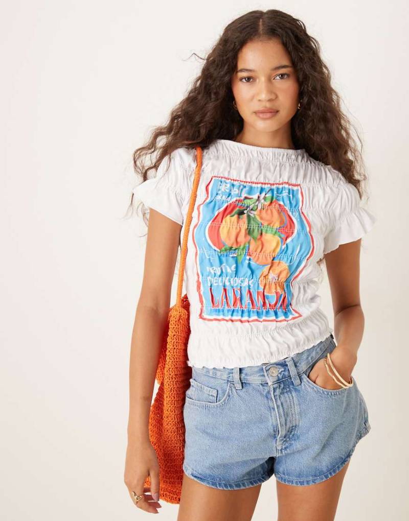 ASOS DESIGN - Knapp geschnittenes T-Shirt in Weiß mit Raffung und „Brazil Lemons"-Grafikprint von ASOS DESIGN