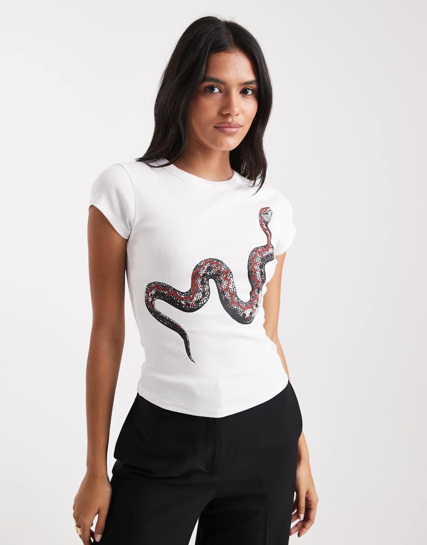 ASOS DESIGN - Knapp geschnittenes T-Shirt in Weiß mit Schlangen-Grafikprint ASOS DESIGN - Knapp geschnittenes T-Shirt in Weiß mit Schlangen-Grafikprint von ASOS DESIGN