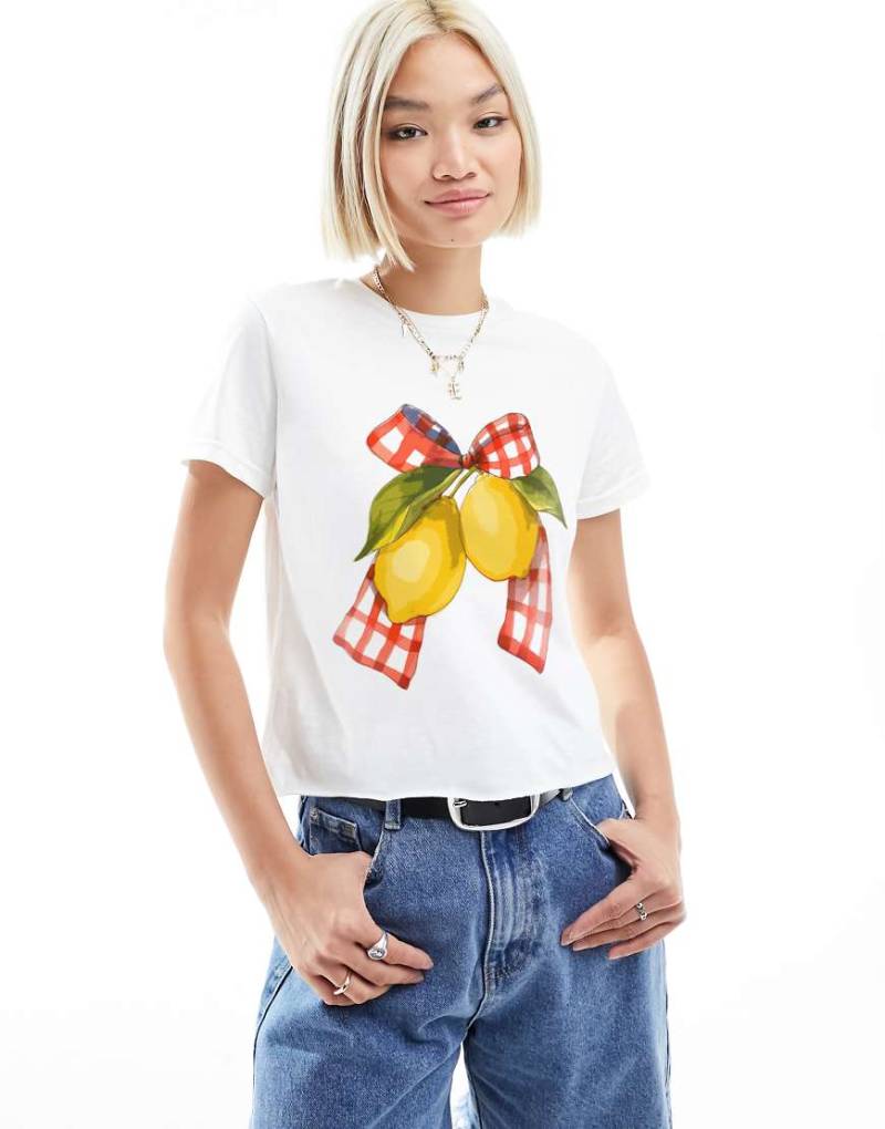 ASOS DESIGN - Knapp geschnittenes T-Shirt in Weiß mit Vichykaro-Schleife und Zitronen-Grafik von ASOS DESIGN