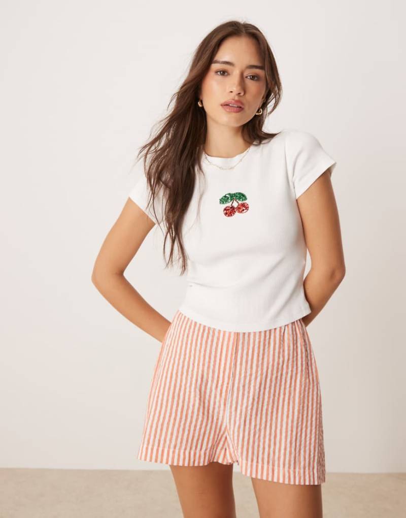 ASOS DESIGN - Knapp geschnittenes T-Shirt in Weiß mit aufgesticktem Kirschmotiv von ASOS DESIGN
