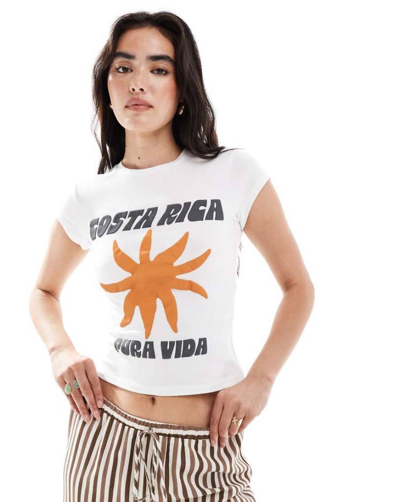 ASOS DESIGN - Knapp geschnittenes T-Shirt in Weiß mit perlenverzierter Blume von ASOS DESIGN