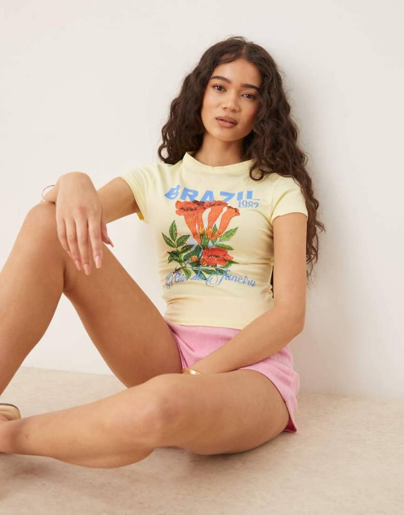 ASOS DESIGN - Knapp geschnittenes T-Shirt in Zitronengelb mit brasilianische Blumengrafik von ASOS DESIGN