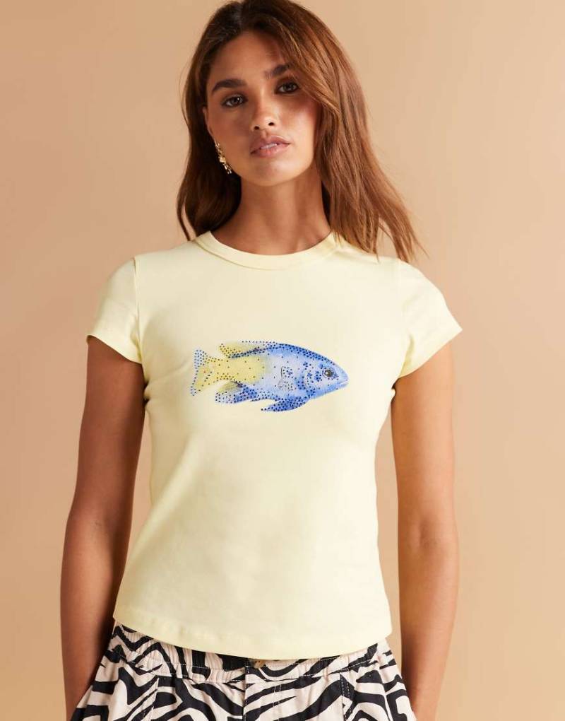 ASOS DESIGN - Knapp geschnittenes T-Shirt in Zitronengelb mit verzierter Fischgrafik von ASOS DESIGN