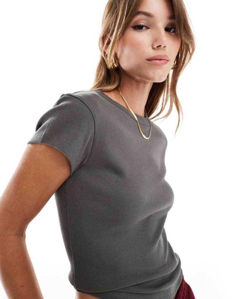ASOS DESIGN - Knapp geschnittenes T-Shirt in abgestimmtem Anthrazit-Grau von ASOS DESIGN