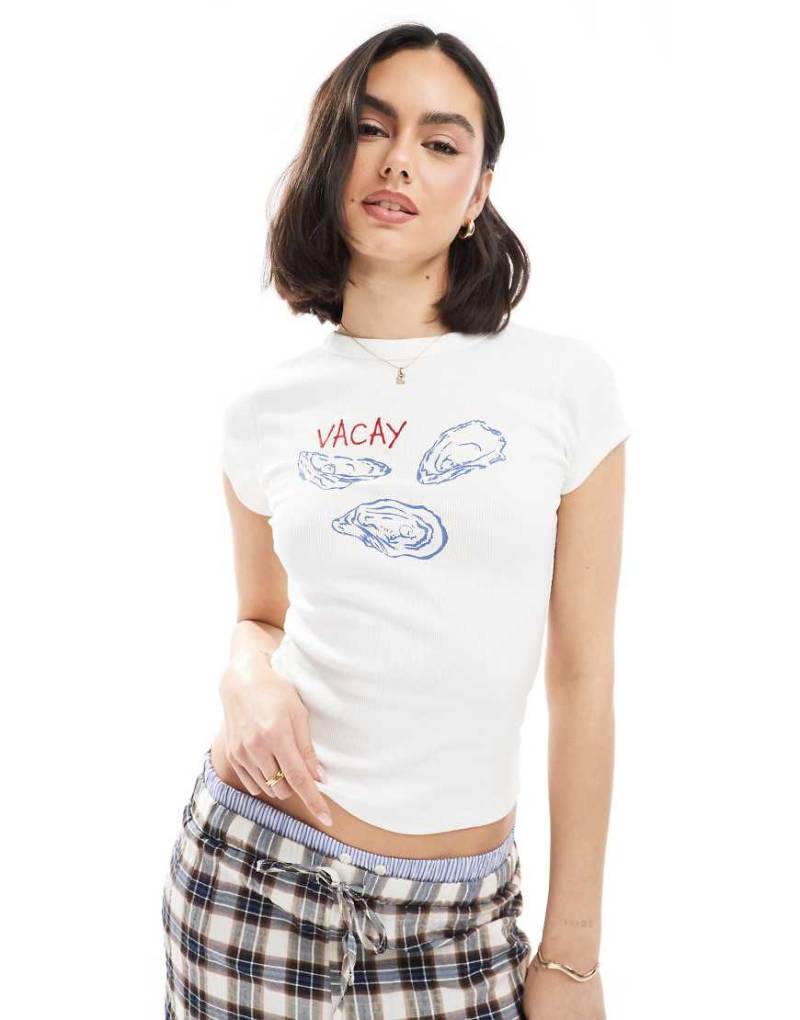 ASOS DESIGN - Knapp geschnittenes T-Shirt in geripptem Weiß mit Austern-Print von ASOS DESIGN