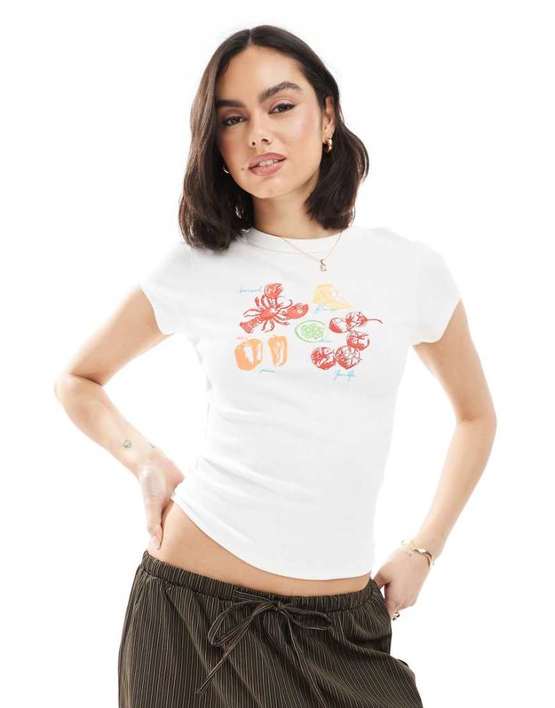 ASOS DESIGN - Knapp geschnittenes T-Shirt in geripptem Weiß mit Hummer-Print von ASOS DESIGN