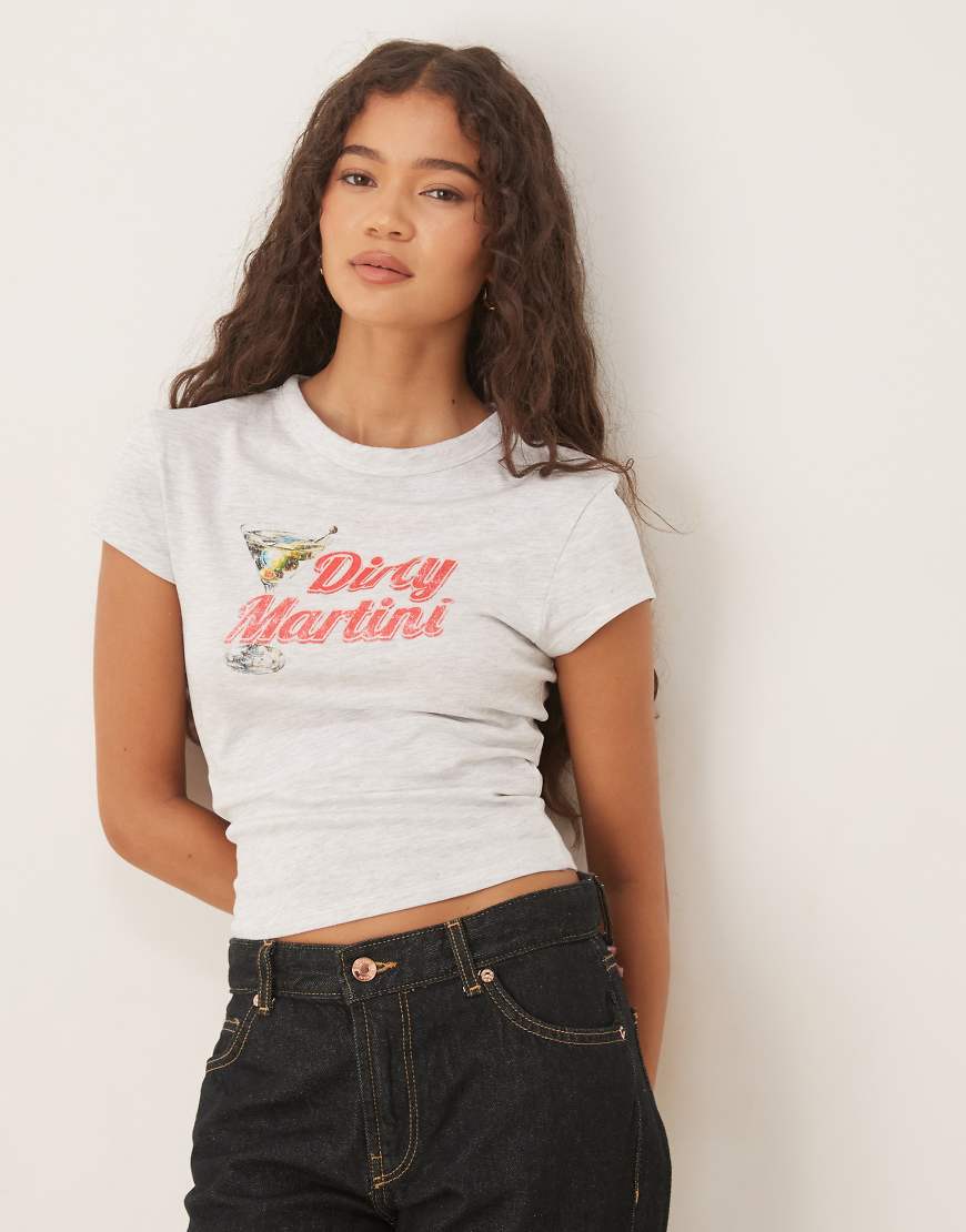 ASOS DESIGN - Knapp geschnittenes T-Shirt in meliertem Eisgrau mit „Dirty Martini"-Motivprint ASOS DESIGN - Knapp geschnittenes T-Shirt in meliertem Eisgrau mit „Dirty Martini"-Motivprint von ASOS DESIGN