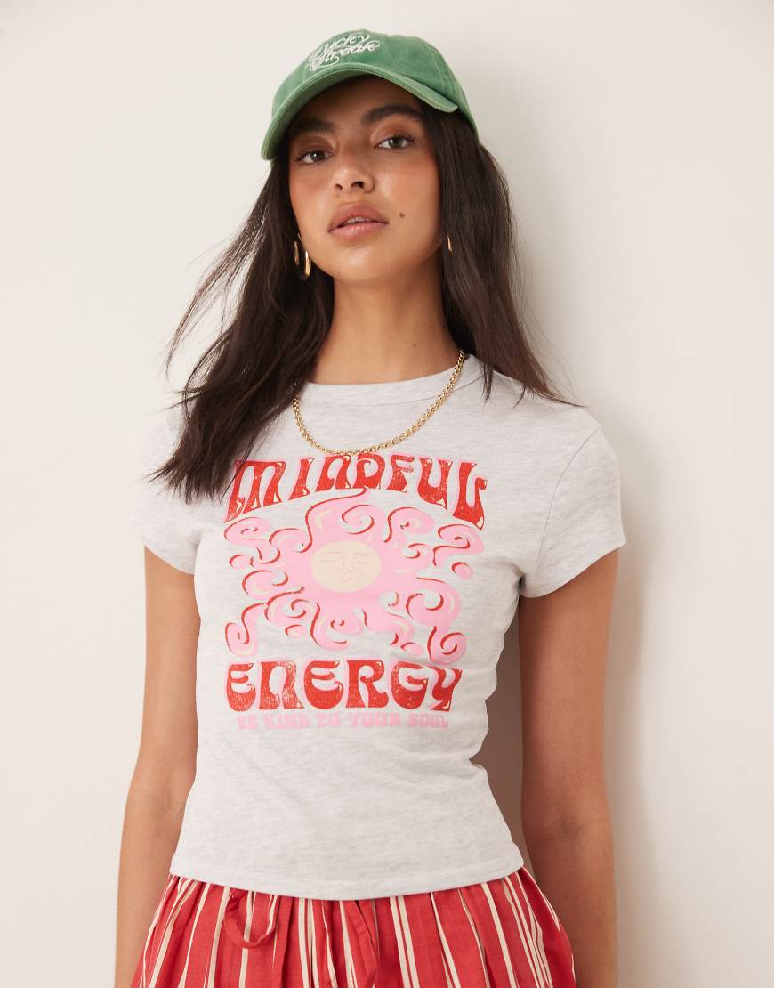 ASOS DESIGN - Knapp geschnittenes T-Shirt in meliertem Eisgrau mit „Mindful Energy"-Print ASOS DESIGN - Knapp geschnittenes T-Shirt in meliertem Eisgrau mit „Mindful Energy"-Print von ASOS DESIGN