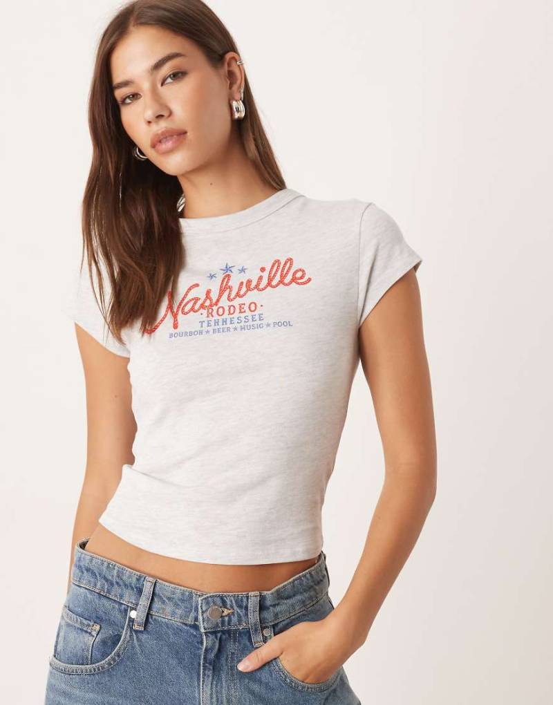 ASOS DESIGN - Knapp geschnittenes T-Shirt in meliertem Eisgrau mit „Nashville"-Westerngrafikprint von ASOS DESIGN