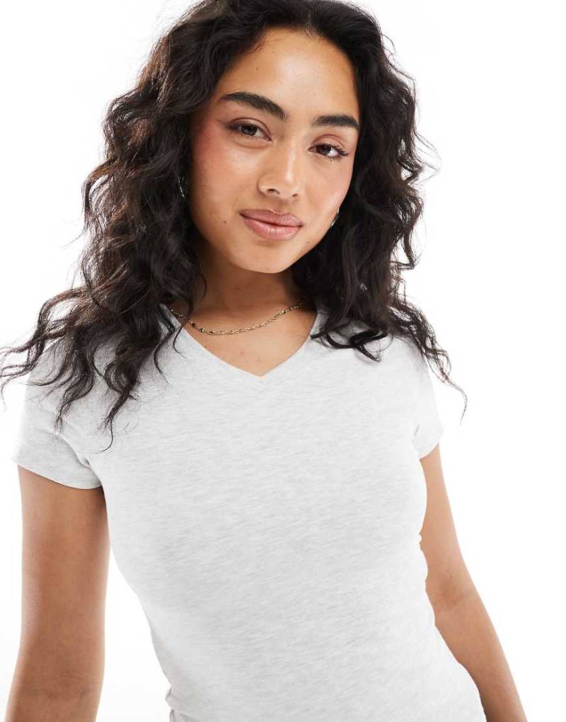 ASOS DESIGN - Knapp geschnittenes T-Shirt in meliertem Eisgrau mit V-Ausschnitt von ASOS DESIGN