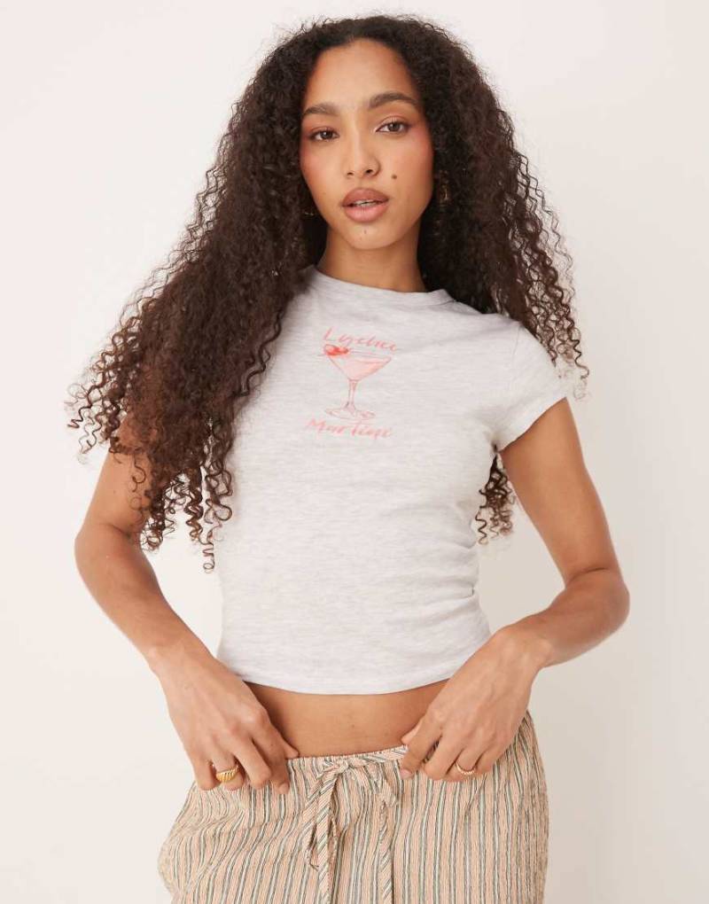 ASOS DESIGN - Knapp geschnittenes T-Shirt in meliertem Grau mit „Lychee Martini"-Cocktail-Print von ASOS DESIGN
