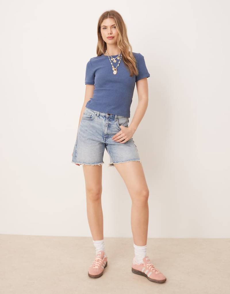 ASOS DESIGN - Knapp geschnittenes T-Shirt in verwaschenem Marineblau mit Waffelstruktur von ASOS DESIGN