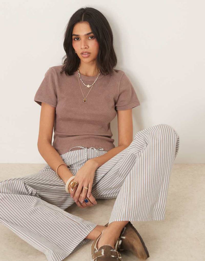 ASOS DESIGN - Knapp geschnittenes T-Shirt in verwaschenem Schokobraun mit Waffelstruktur von ASOS DESIGN