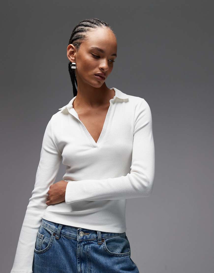 ASOS DESIGN - Knapp und figurbetont geschnittenes Polohemd in Cremeweiß von ASOS DESIGN