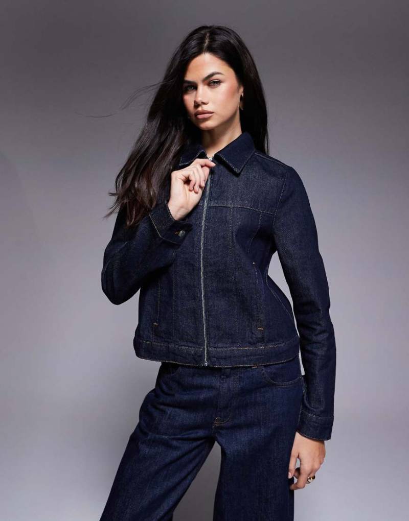 ASOS DESIGN - Knappe Jeansjacke mit Reißverschluss und Rinse-Waschung-Marineblau von ASOS DESIGN