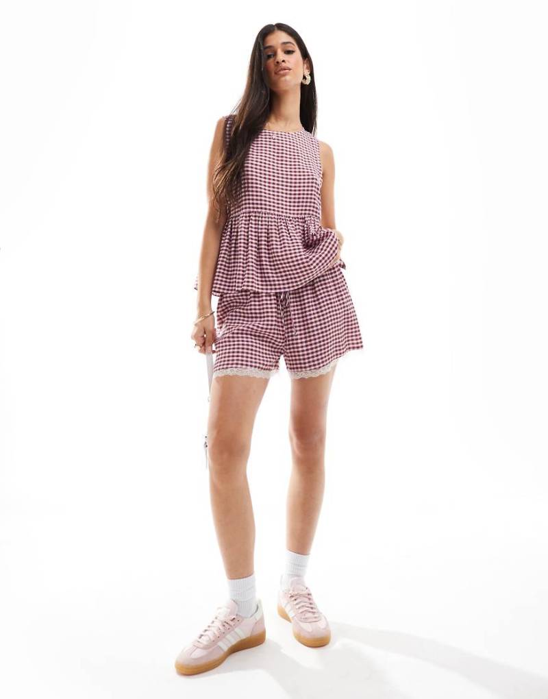 ASOS DESIGN - Knappe Shorts mit Spitzenborte und zweifarbigem Vichy-Karomuster-Bunt von ASOS DESIGN