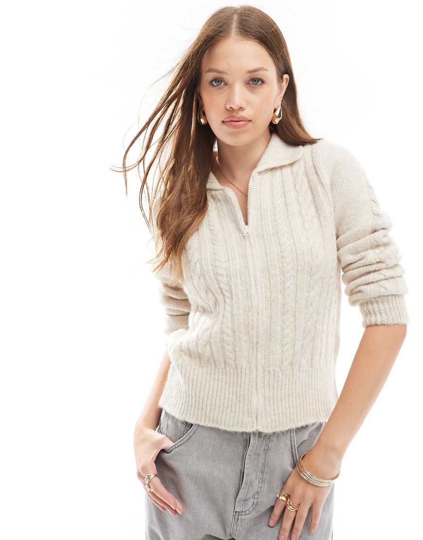 ASOS DESIGN - Knappe Strickjacke in Cremeweiß mit Zopfmuster und Reißverschluss-Neutral ASOS DESIGN - Knappe Strickjacke in Cremeweiß mit Zopfmuster und Reißverschluss-Neutral von ASOS DESIGN