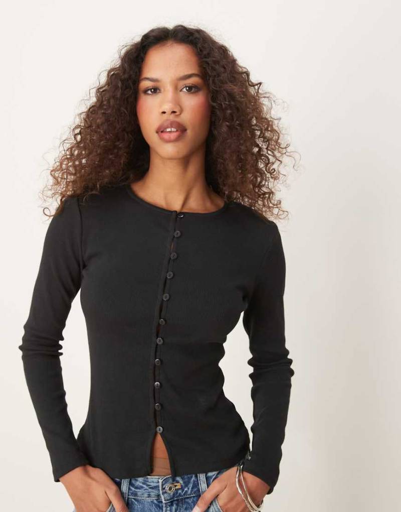ASOS DESIGN - Knappe Strickjacke in geripptem Schwarz mit Knopfleiste von ASOS DESIGN