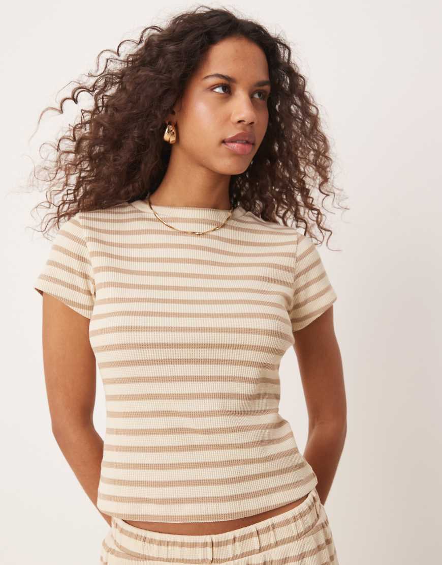 ASOS DESIGN - Knappes T-Shirt in Neutral gestreift mit Waffelstruktur, Kombiteil-Bunt von ASOS DESIGN