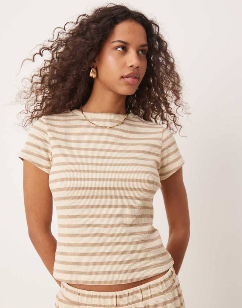 ASOS DESIGN - Knappes T-Shirt in Neutral gestreift mit Waffelstruktur, Kombiteil-Bunt von ASOS DESIGN