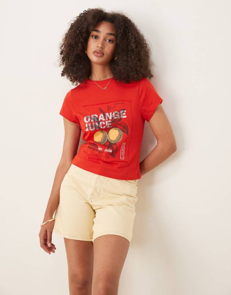 ASOS DESIGN - Knappes T-Shirt in Rot mit Orangen-Print von ASOS DESIGN