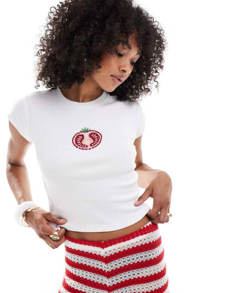 ASOS DESIGN - Knappes T-Shirt in Weiß mit Tomaten-Motiv aus Perlen von ASOS DESIGN