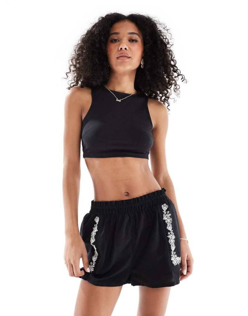 ASOS DESIGN - Knicker-Shorts zum Reinschlüpfen in Schwarz mit Stickerei-Weiß ASOS DESIGN - Knicker-Shorts zum Reinschlüpfen in Schwarz mit Stickerei-Weiß von ASOS DESIGN