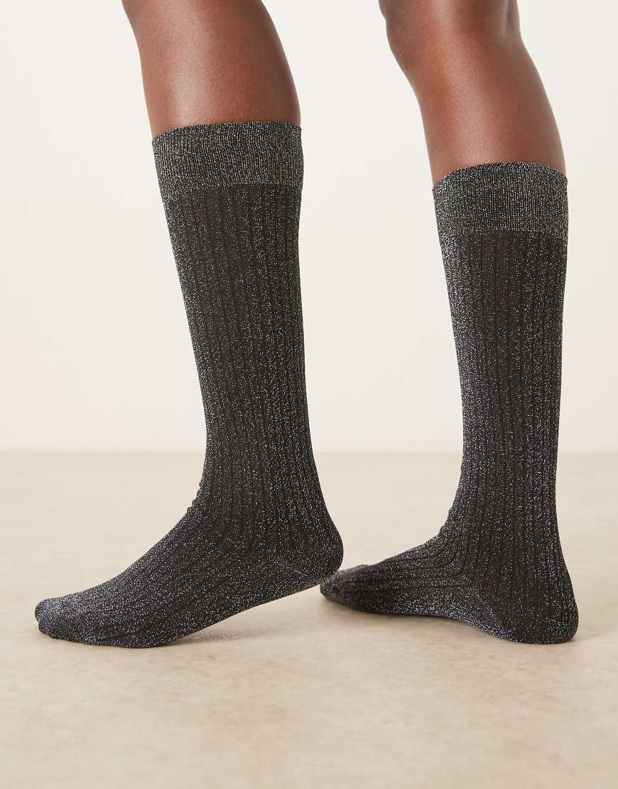 ASOS DESIGN - Kniehohe, fein gerippte Socken in Schwarz mit silberfarbenem Glitzer-Brown von ASOS DESIGN