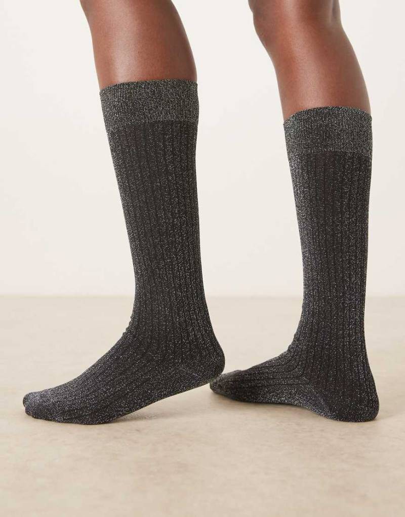 ASOS DESIGN - Kniehohe, fein gerippte Socken in Schwarz mit silberfarbenem Glitzer-Brown von ASOS DESIGN