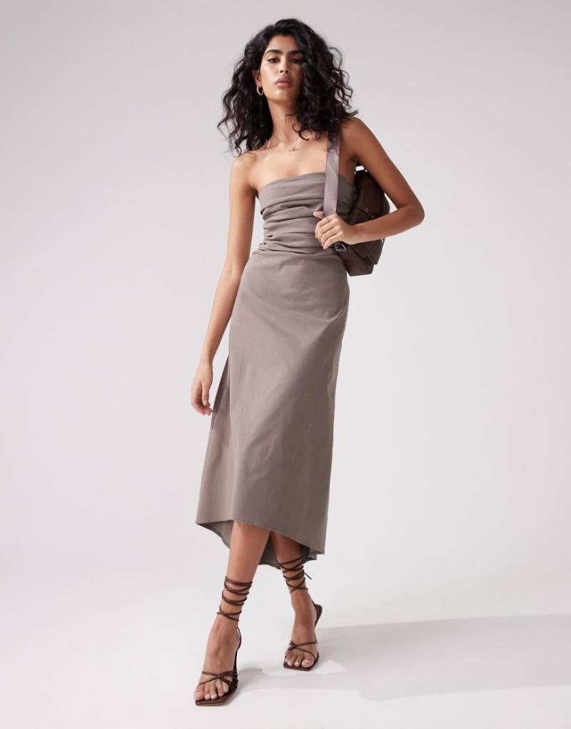 ASOS DESIGN - Knielanges, trägerloses Kleid aus Bengaline in Taupe-Neutral von ASOS DESIGN