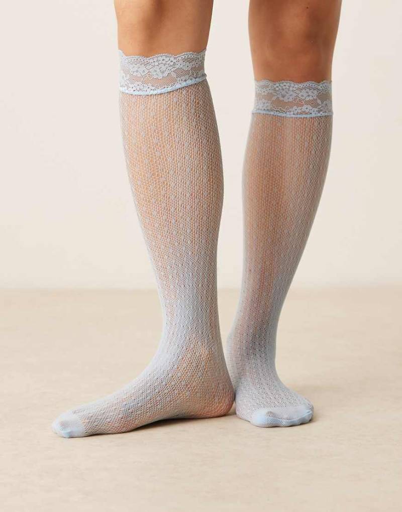 ASOS DESIGN - Kniestrümpfe aus Spitze in Hellblau mit Rüschenrand ASOS DESIGN - Kniestrümpfe aus Spitze in Hellblau mit Rüschenrand von ASOS DESIGN