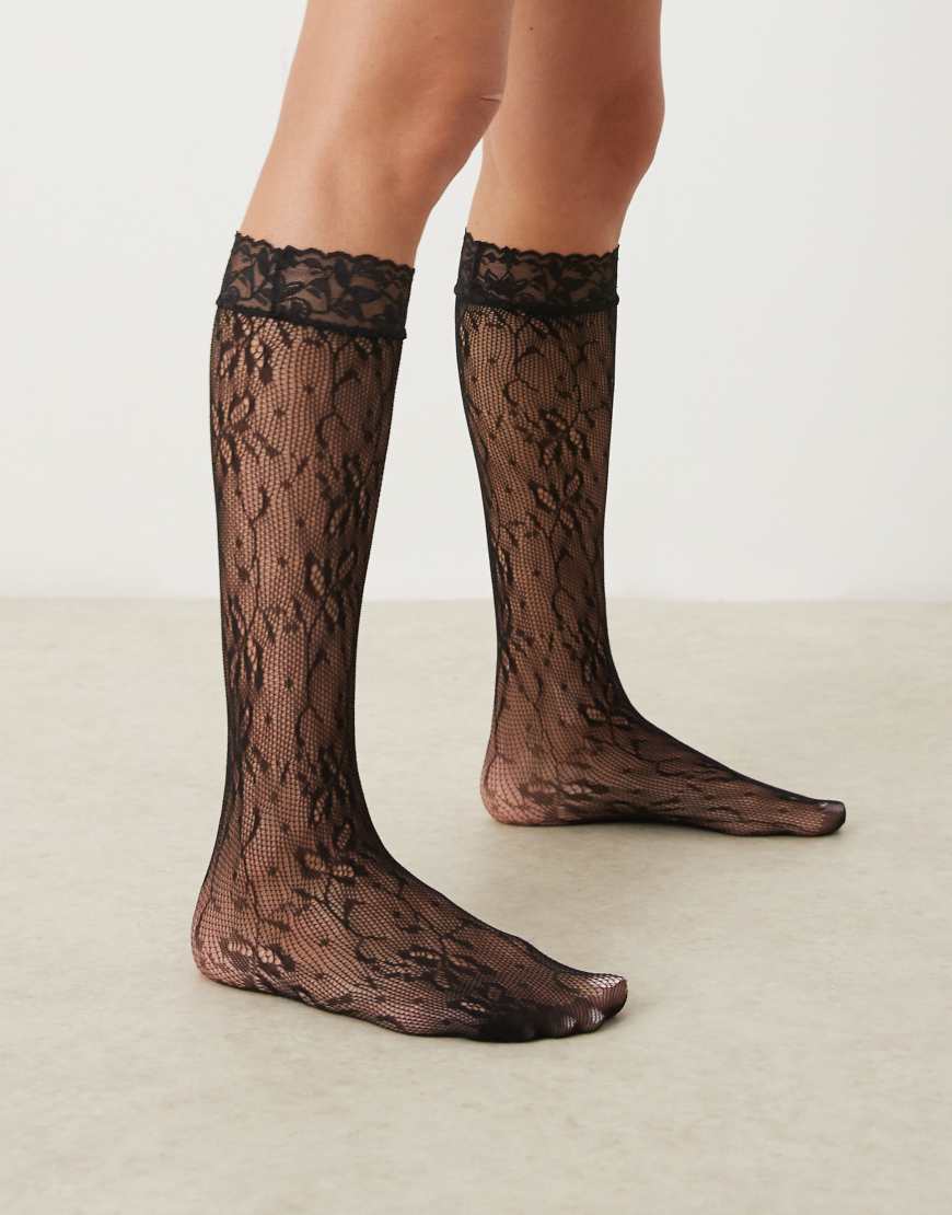ASOS DESIGN - Kniestrümpfe aus Spitze in Schwarz ASOS DESIGN - Kniestrümpfe aus Spitze in Schwarz von ASOS DESIGN