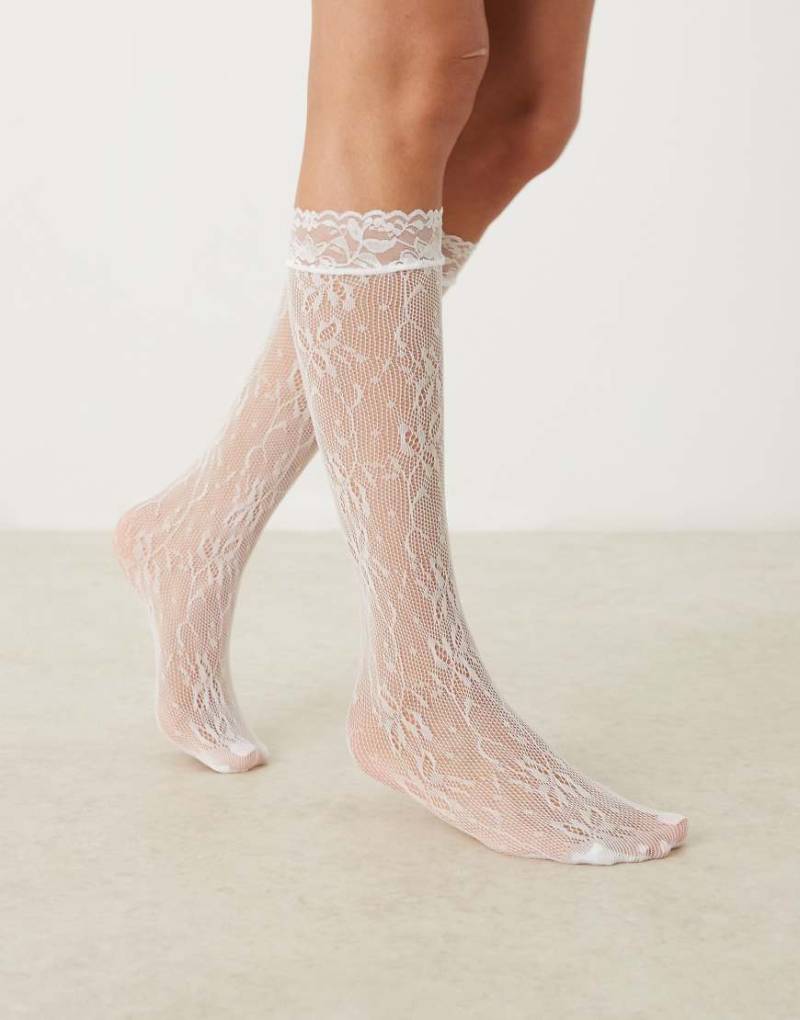ASOS DESIGN - Kniestrümpfe aus Spitze in Weiß von ASOS DESIGN