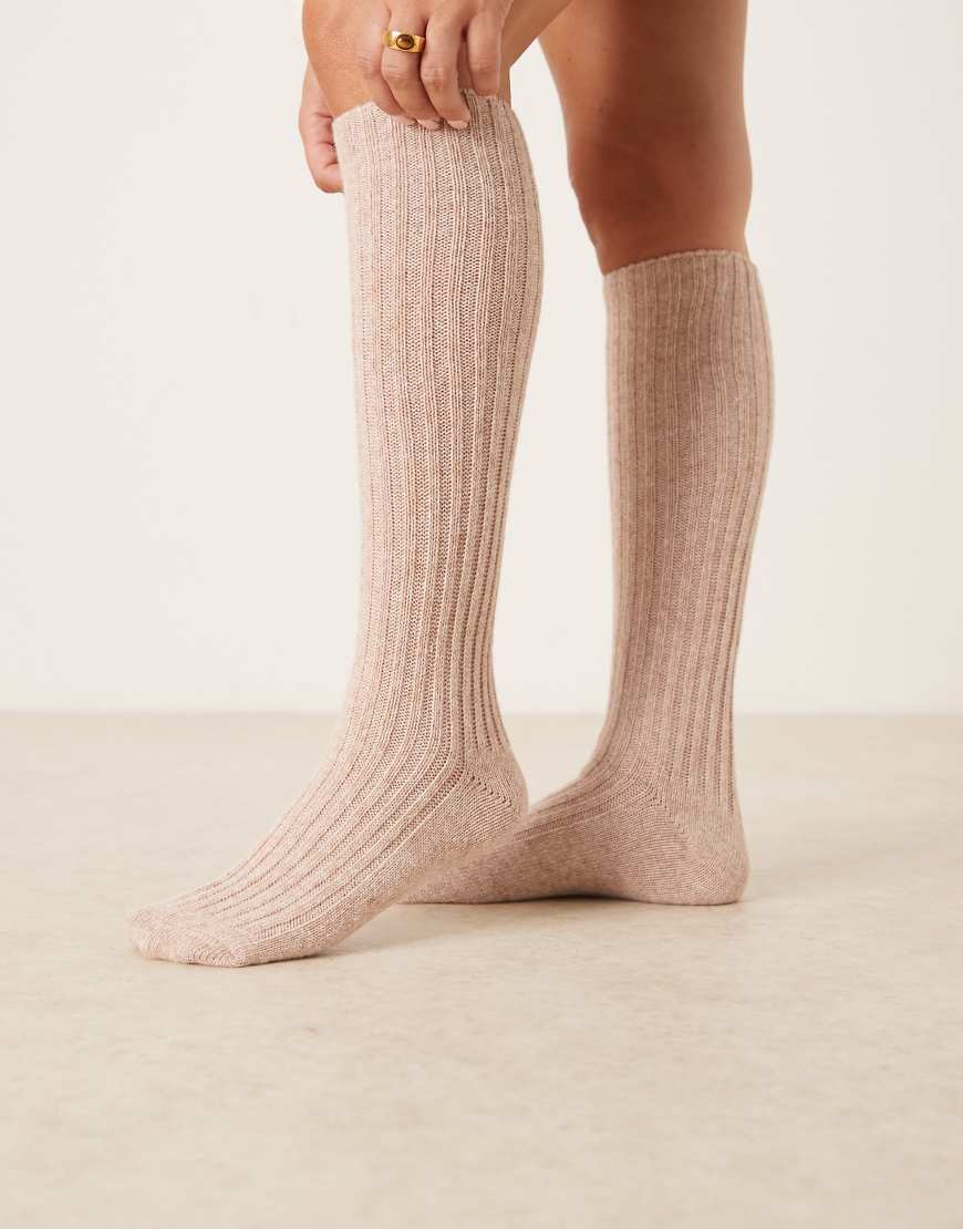 ASOS DESIGN - Kniestrümpfe aus Wollmischgewebe in Haferbeige-Weiß ASOS DESIGN - Kniestrümpfe aus Wollmischgewebe in Haferbeige-Weiß von ASOS DESIGN