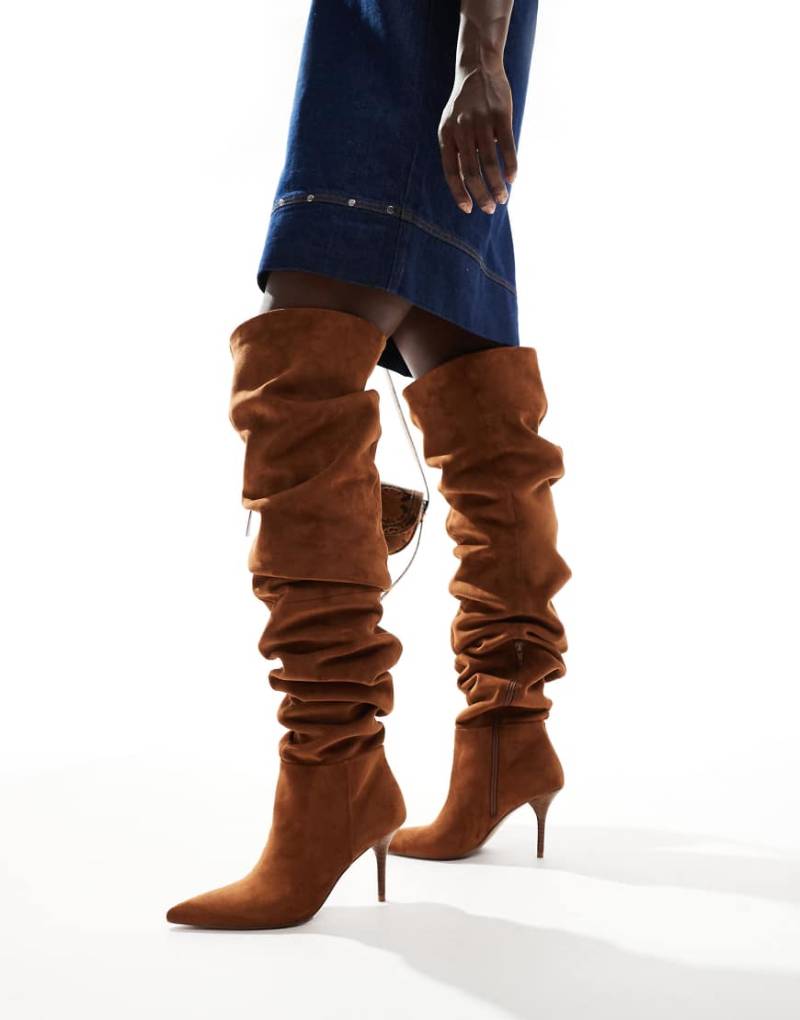 ASOS DESIGN - Knock - Overknee-Stiefel in Hellbraun mit gerafftem Schaft und Absatz von ASOS DESIGN