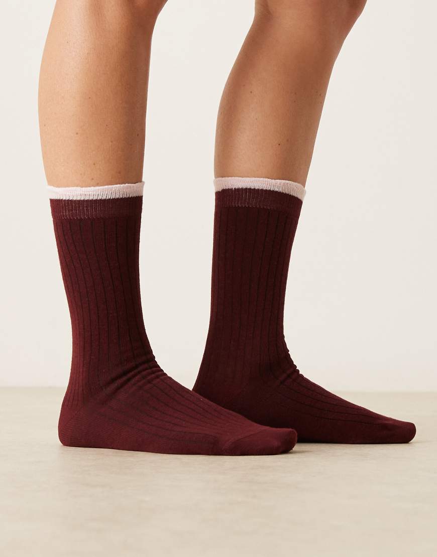 ASOS DESIGN - Knöchelhohe Socken in Burgunderrot und Rosa mit Rüschendetail von ASOS DESIGN