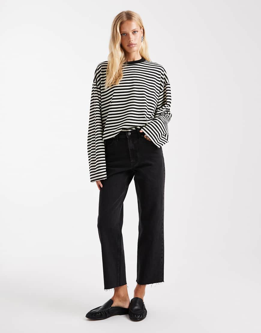 ASOS DESIGN - Knöchellange, gerade geschnittene Jeans in Schwarz mit Comfort Stretch von ASOS DESIGN