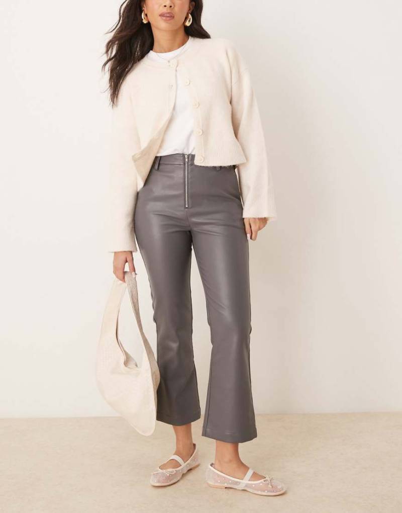 ASOS DESIGN - Knöchellange Hose aus Kunstleder in Anthrazit mit Reißverschluss vorne-Grau von ASOS DESIGN