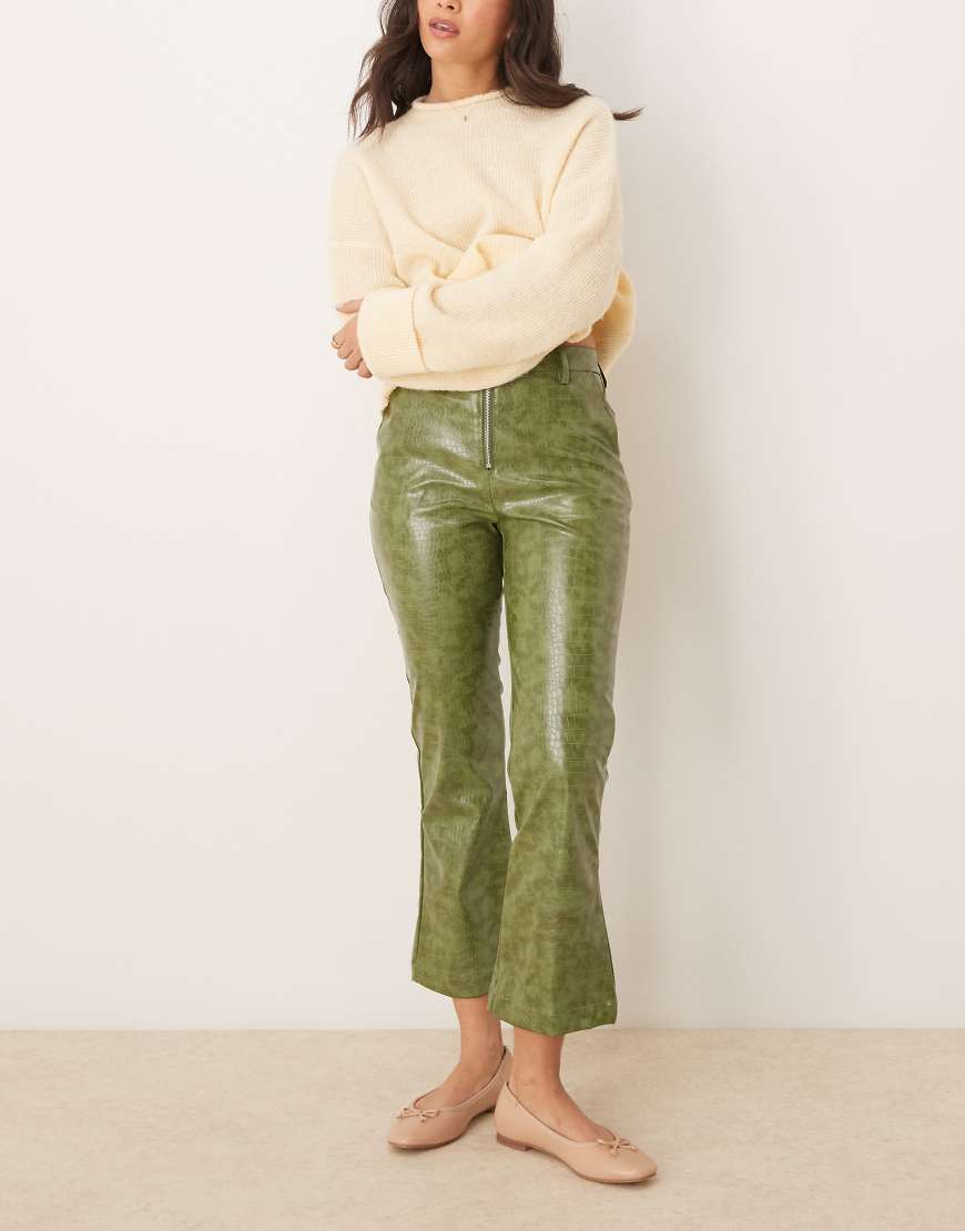 ASOS DESIGN - Knöchellange Hose aus Kunstleder in Kroko-Grün mit Reißverschluss vorne ASOS DESIGN - Knöchellange Hose aus Kunstleder in Kroko-Grün mit Reißverschluss vorne von ASOS DESIGN