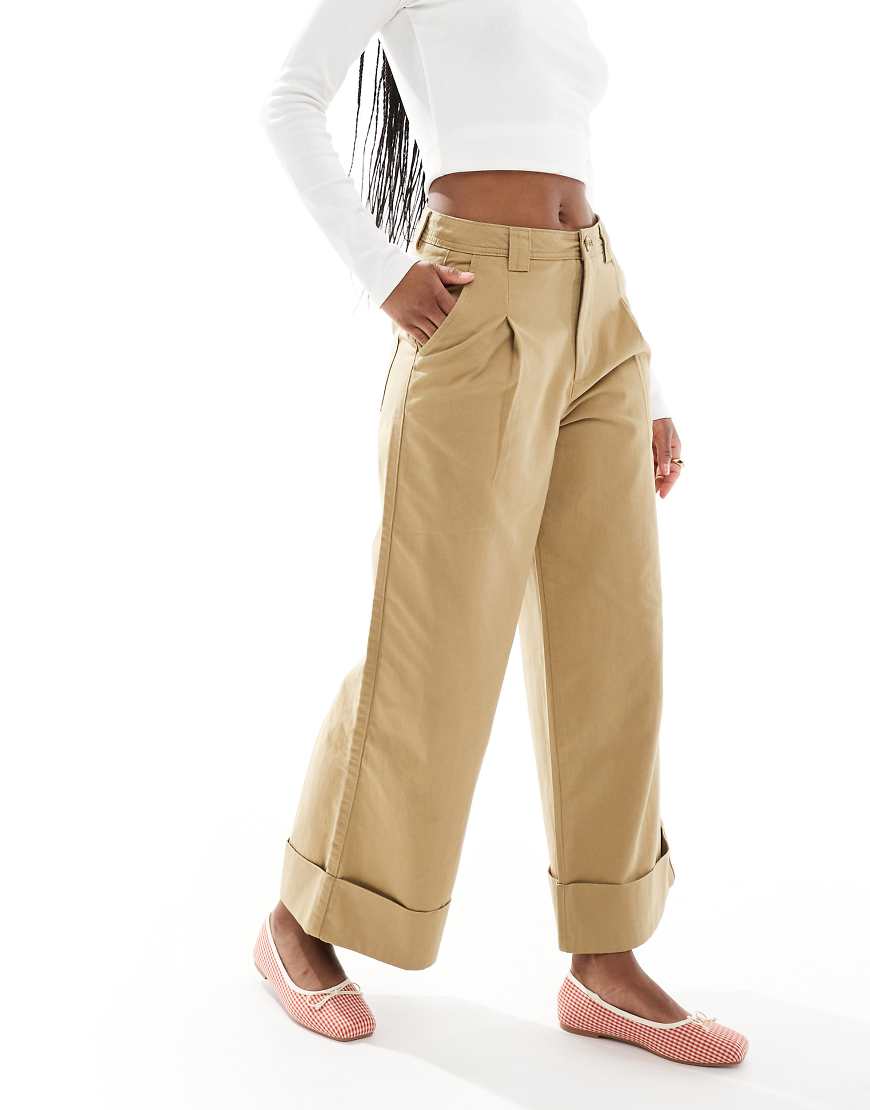 ASOS DESIGN - Knöchellange Hose in gebürstetem Steinbeige mit weitem Bein und Umschlag-Grün von ASOS DESIGN